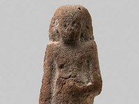 Aeg T 37  Aeg T 37, Vermutl. Theben, Ende 20. bis 25. Dynastie, Uschebti-Aufseher, Roter Ton, H 7,0 cm, B 2,2 cm, T 1,7 cm : Bestandskatalog Ägypten, Museumsfoto: Claus Cordes